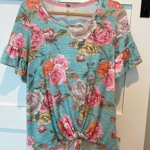 Short sleeved women’s floral top. Size XL.